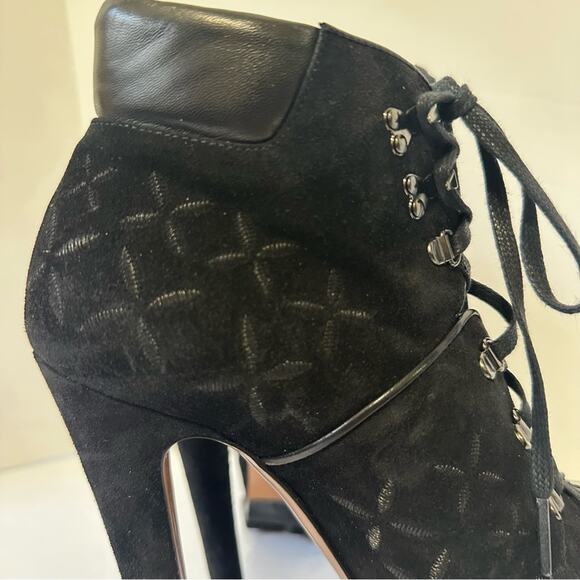 Seen on Nicki Manaj Alaïa Suede Embroidery 2X Platform Hiker Boot Black EU 38.5 - Picture 8 of 12